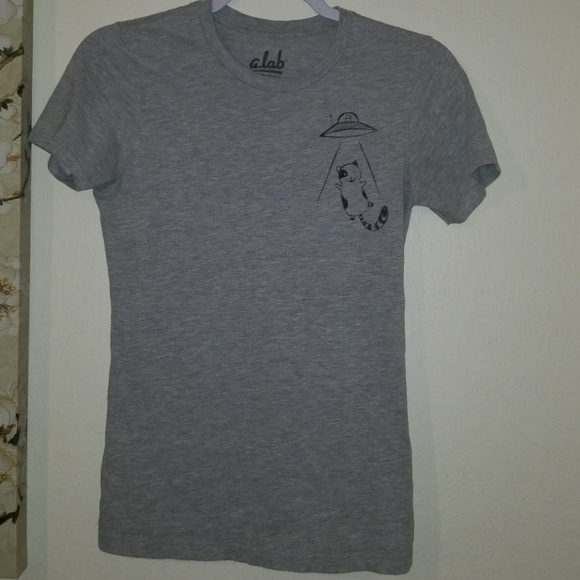 Grey tee with design - Picture 1 of 3
